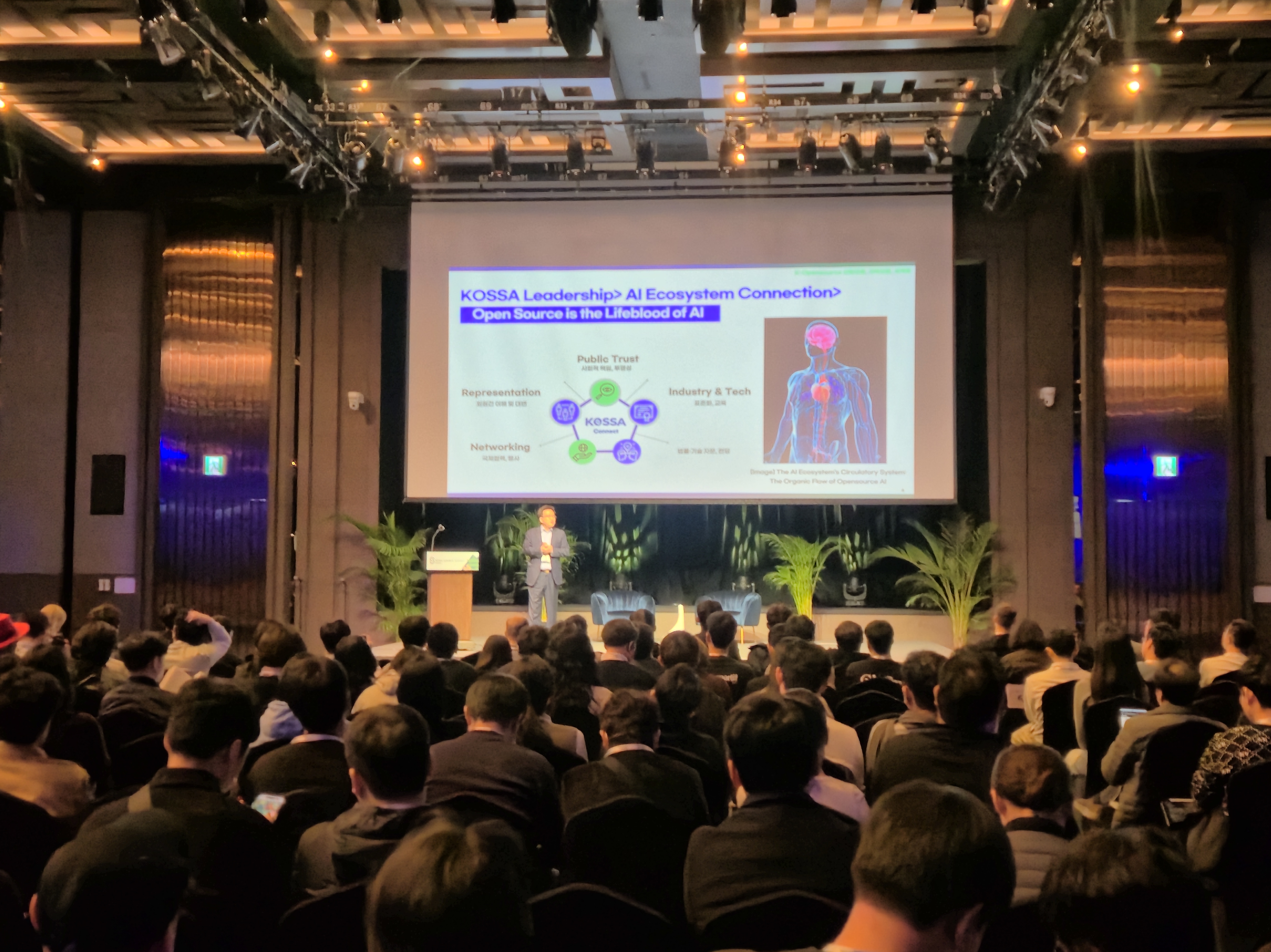 (사진4) Open Source Summit Korea 2025_심호성 부회장 발표 전경.jpg